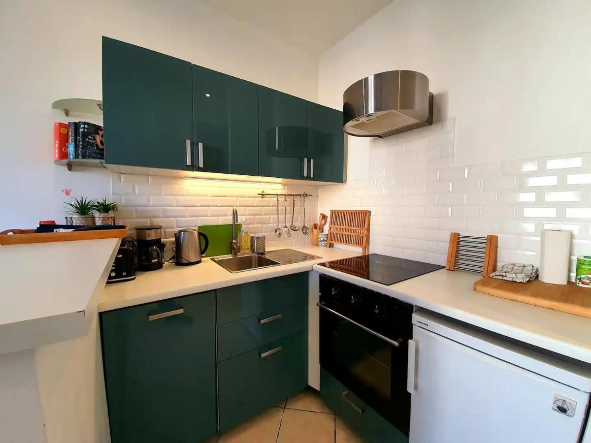 Freshly Tastefully Renovated Apartments In Heart Of Old Антиб Экстерьер фото