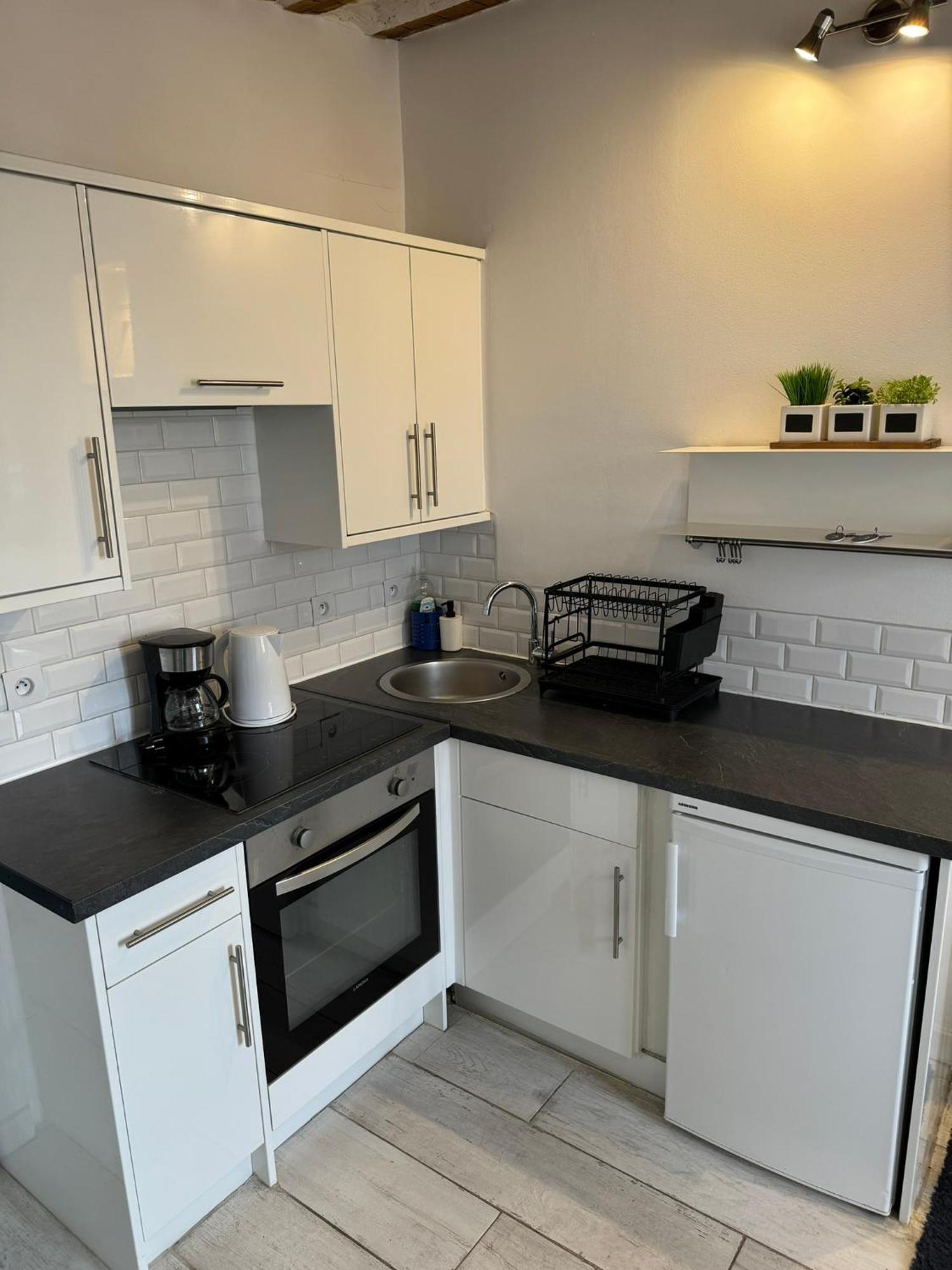 Freshly Tastefully Renovated Apartments In Heart Of Old Антиб Экстерьер фото